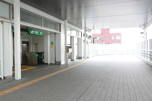 辻堂駅西口を出て左へお進みください