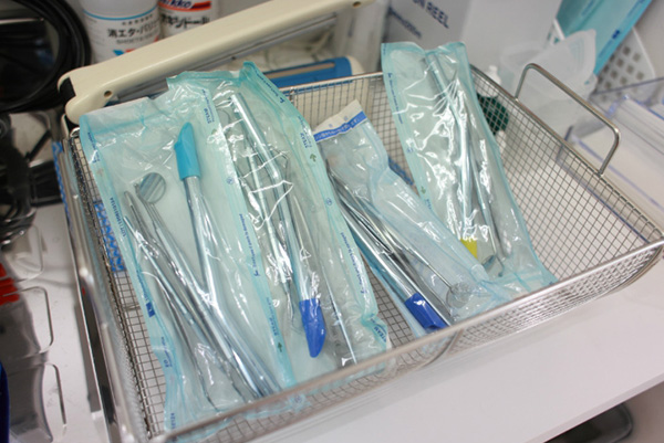 滅菌された器具は厳重に保管されます